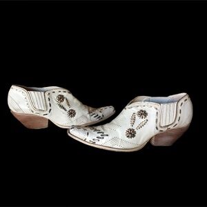 White BCB GIRLS Boots 7.5 size